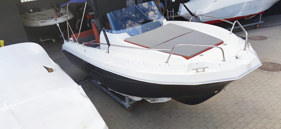 Barca cu motor QX563