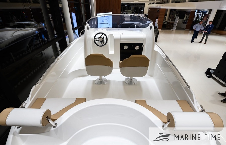 Barca cu motor QX615