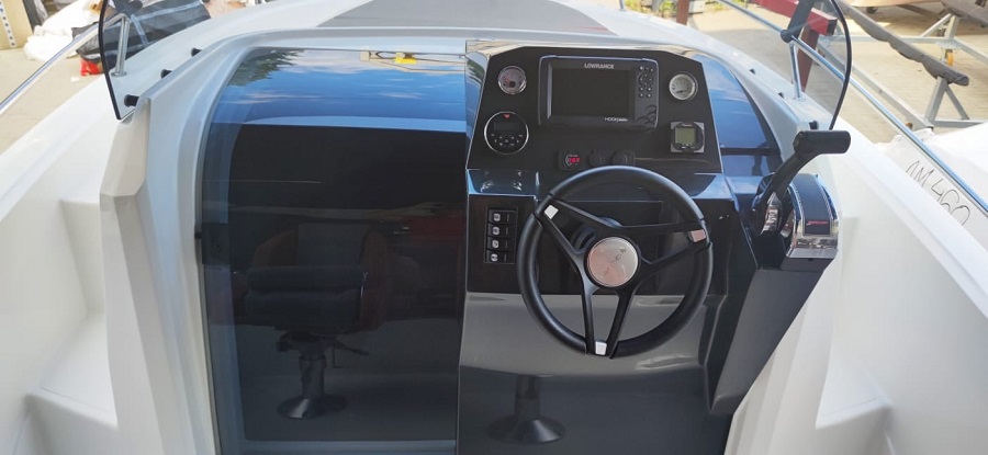 Barca cu motor QX563