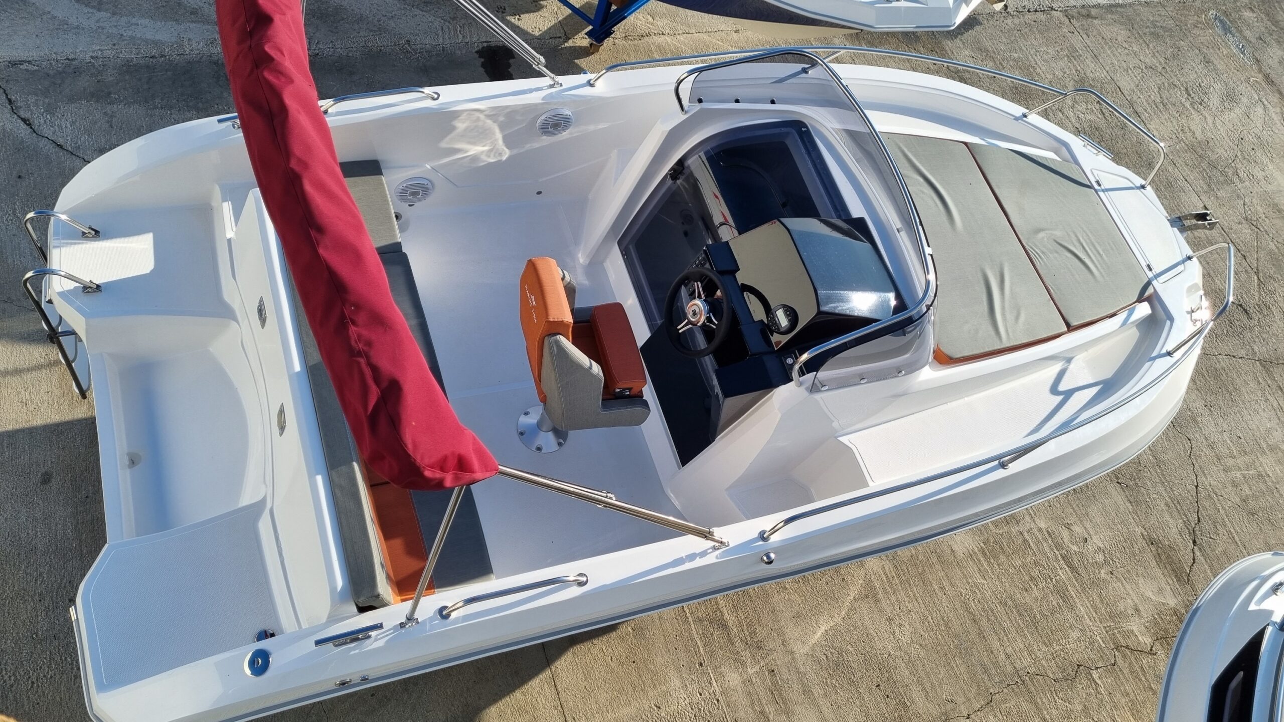 Barca cu motor – QX563