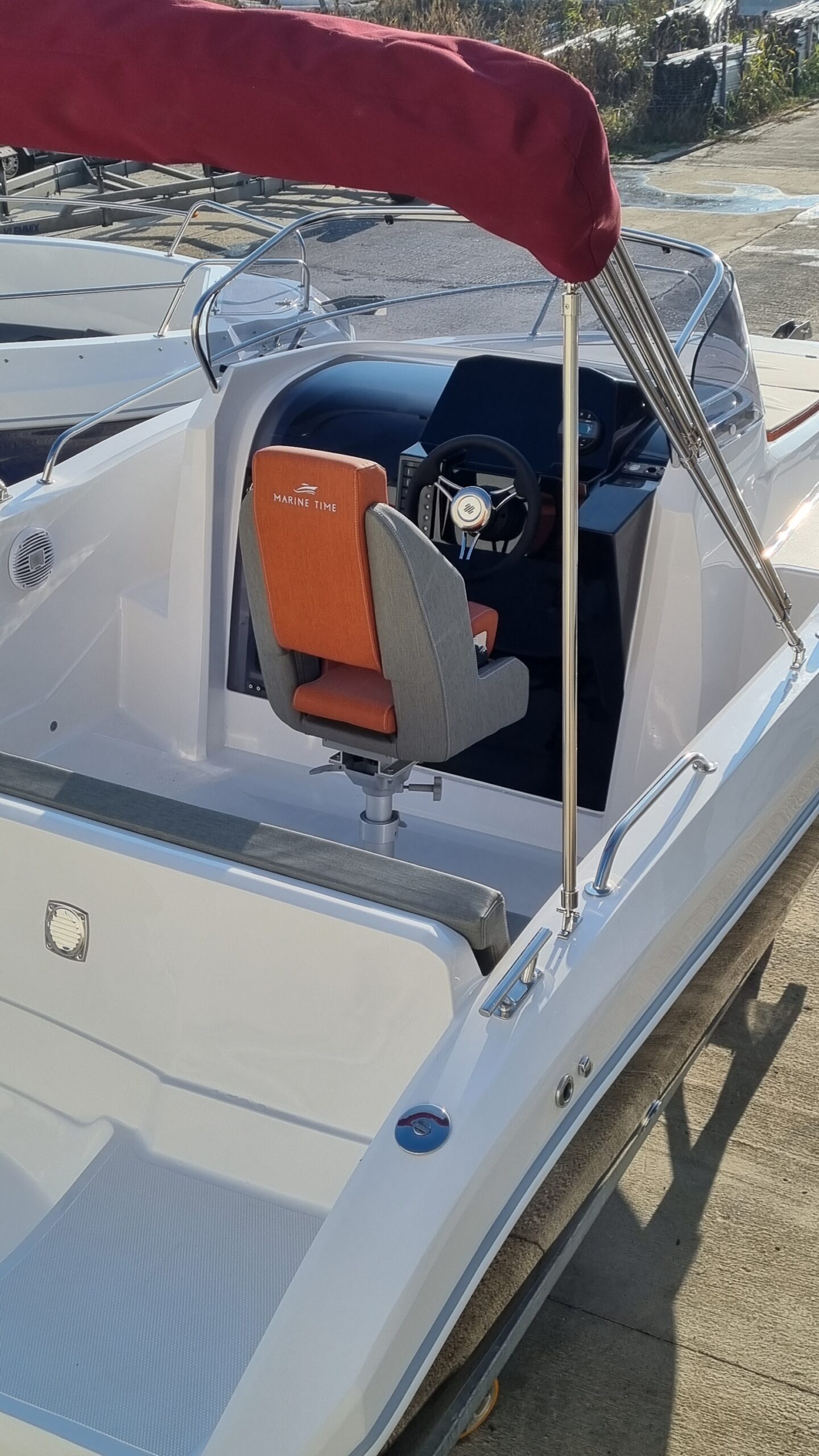 Barca cu motor – QX563