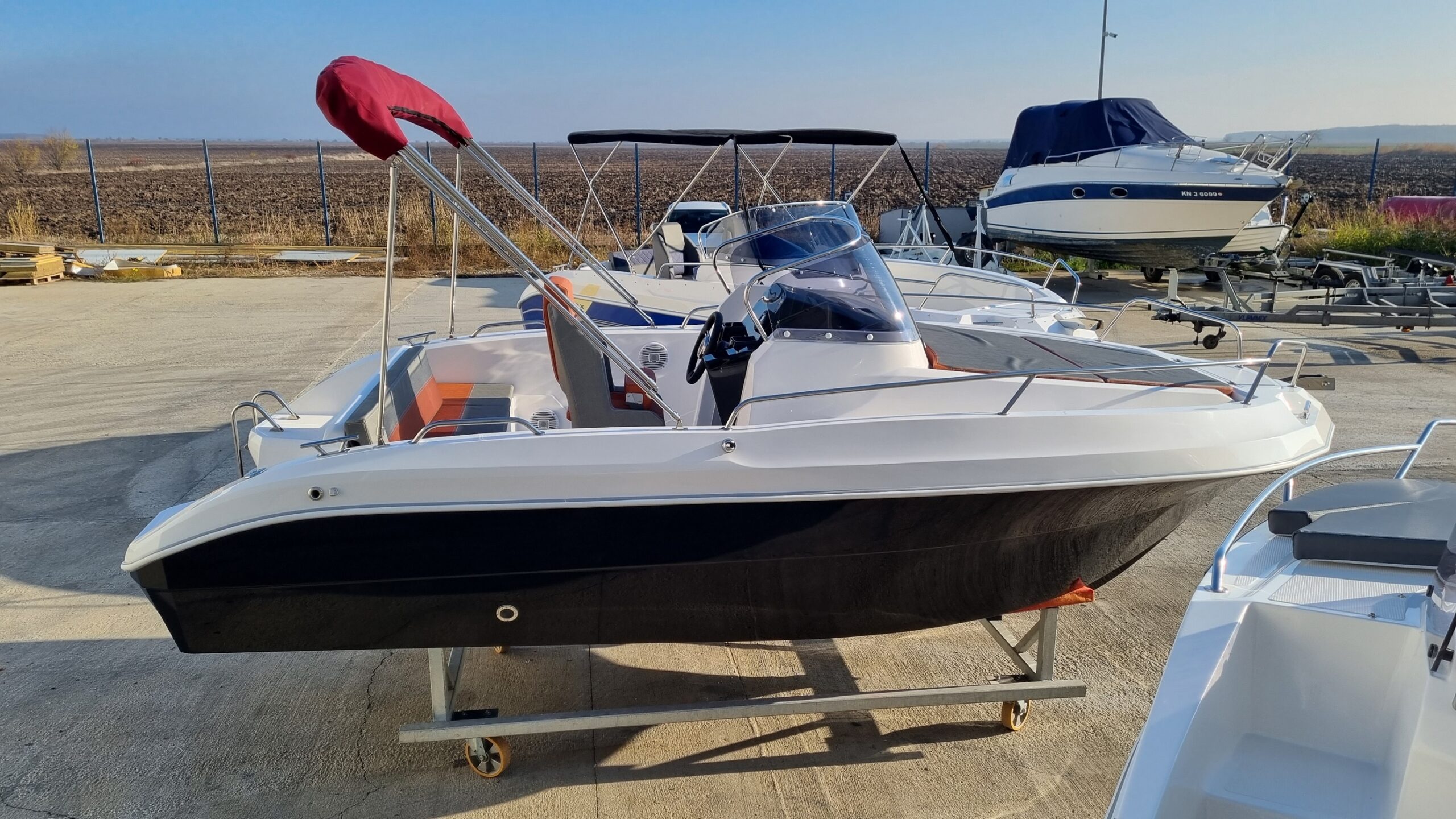 Barca cu motor – QX563