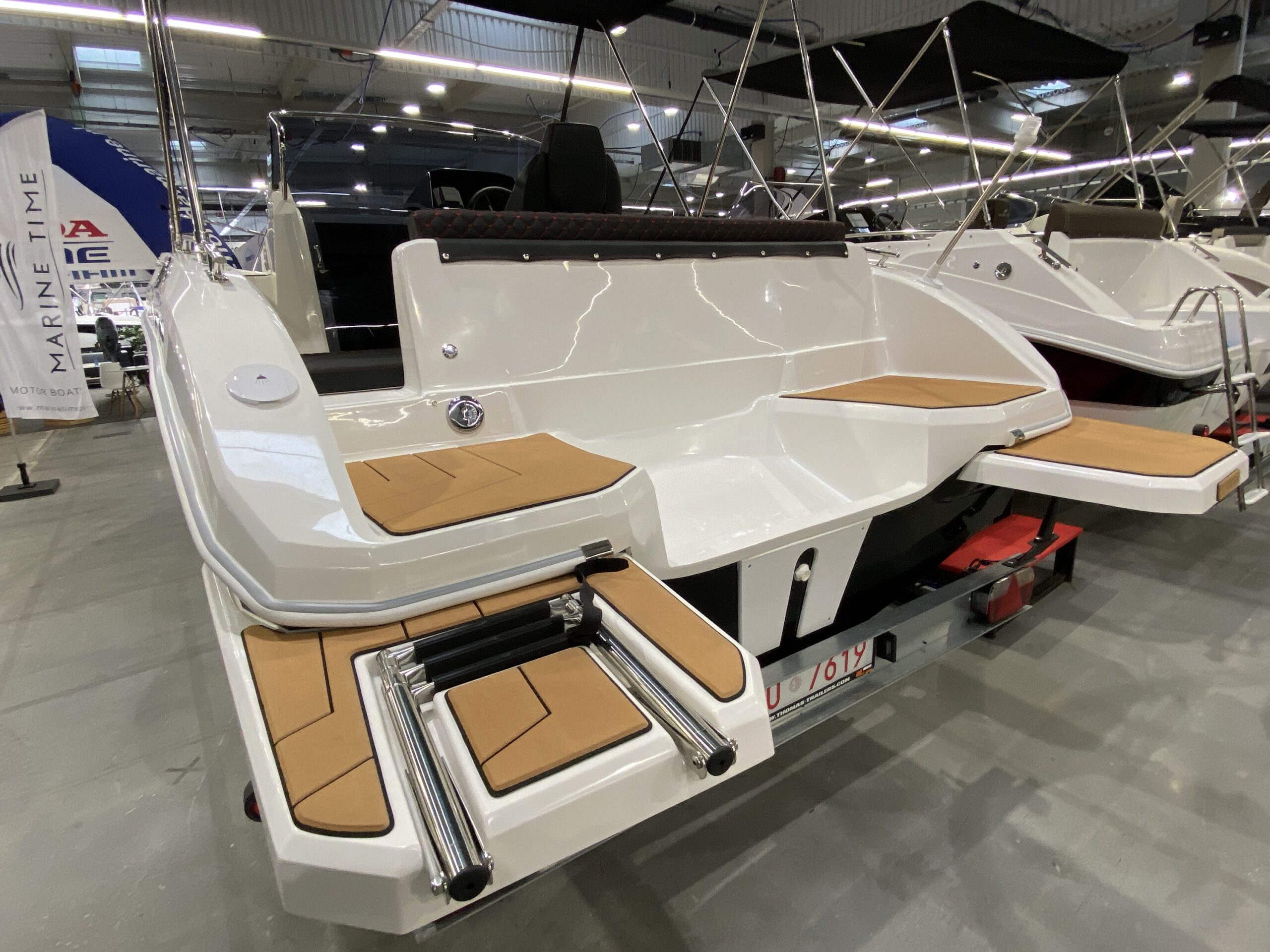 Barca cu motor – QX563