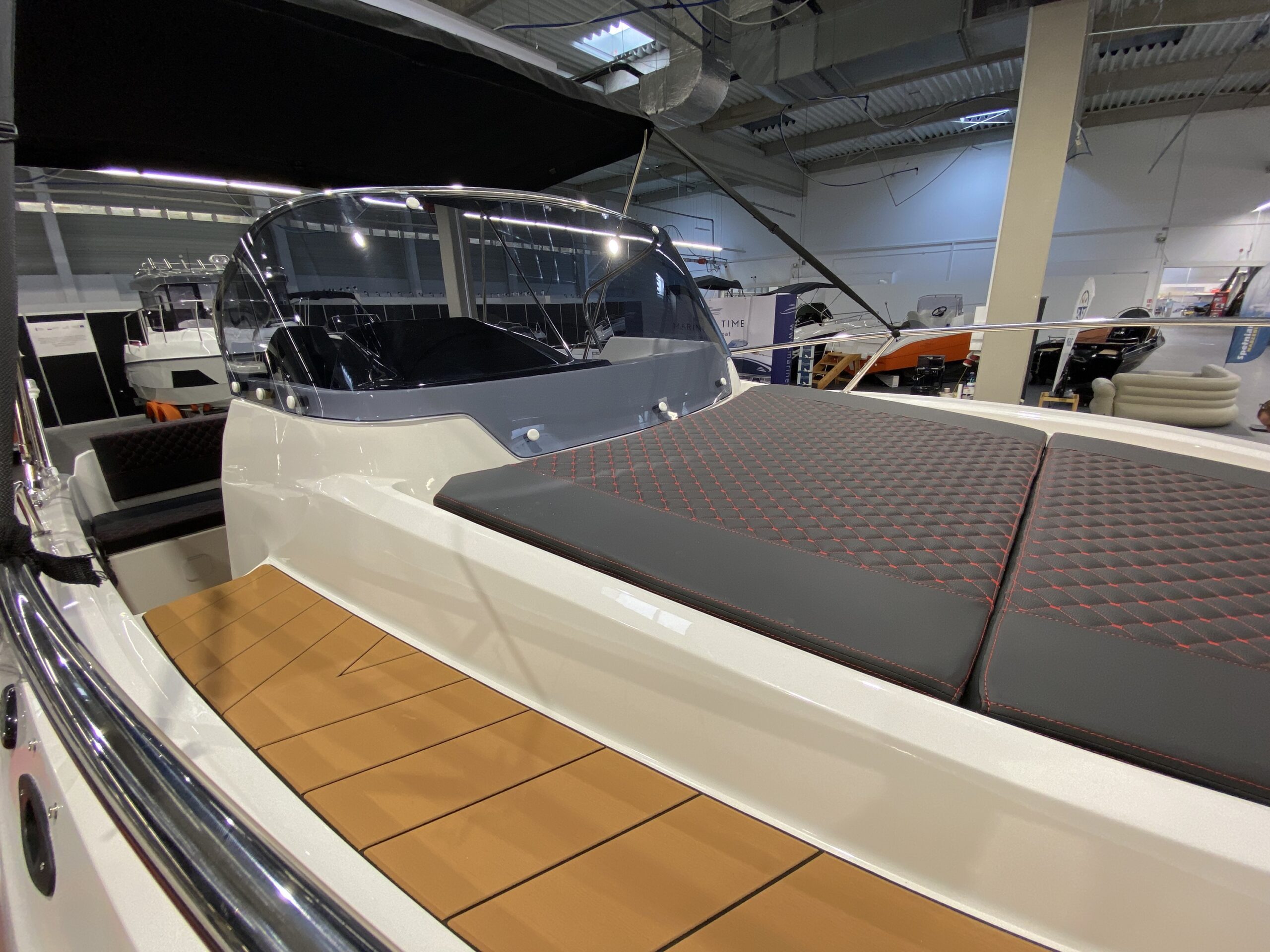 Barca cu motor – QX563