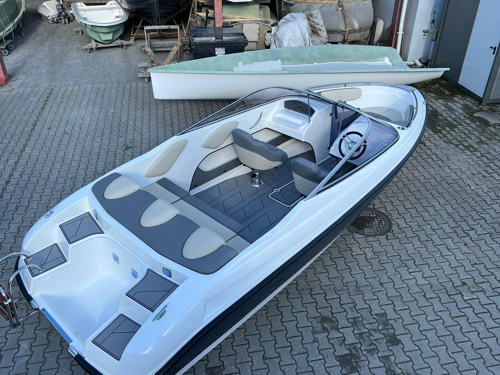 Barca cu motor - M630 Elegance