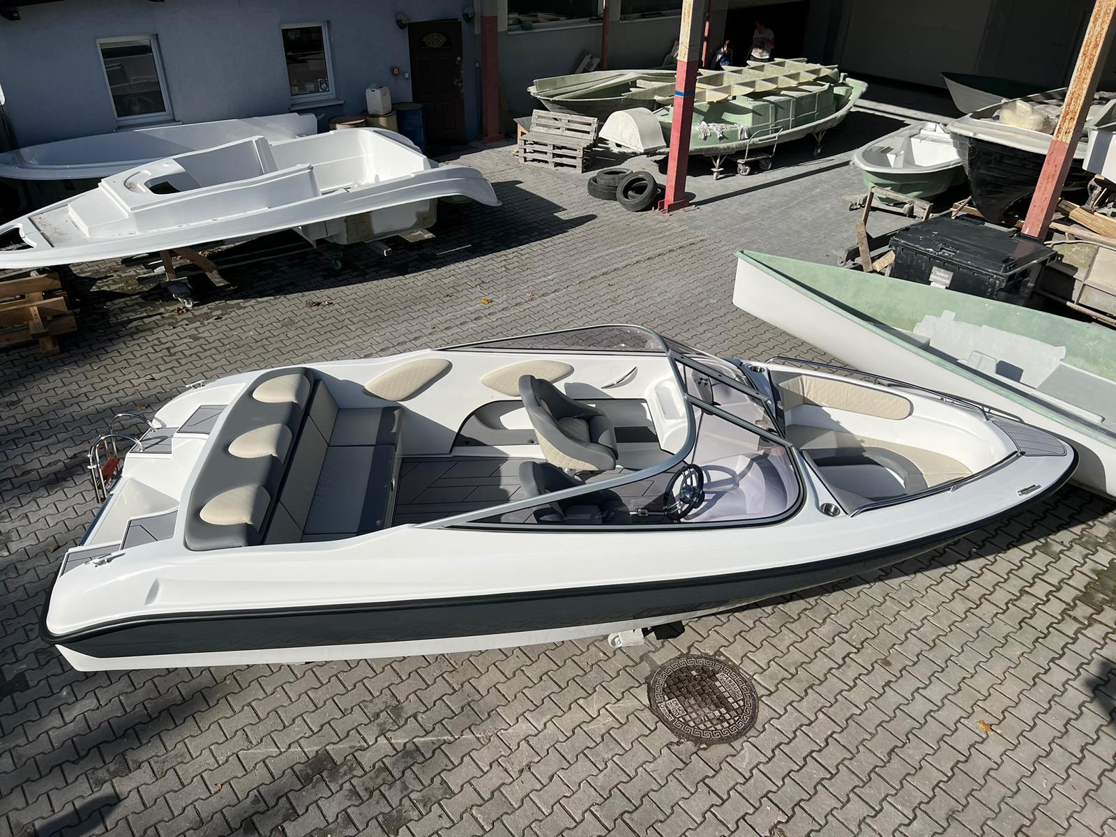 Barca cu motor - M630 Elegance