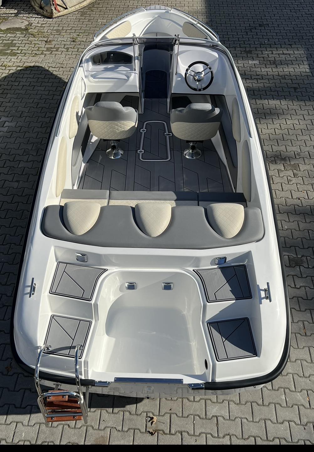 Barca cu motor - M630 Elegance