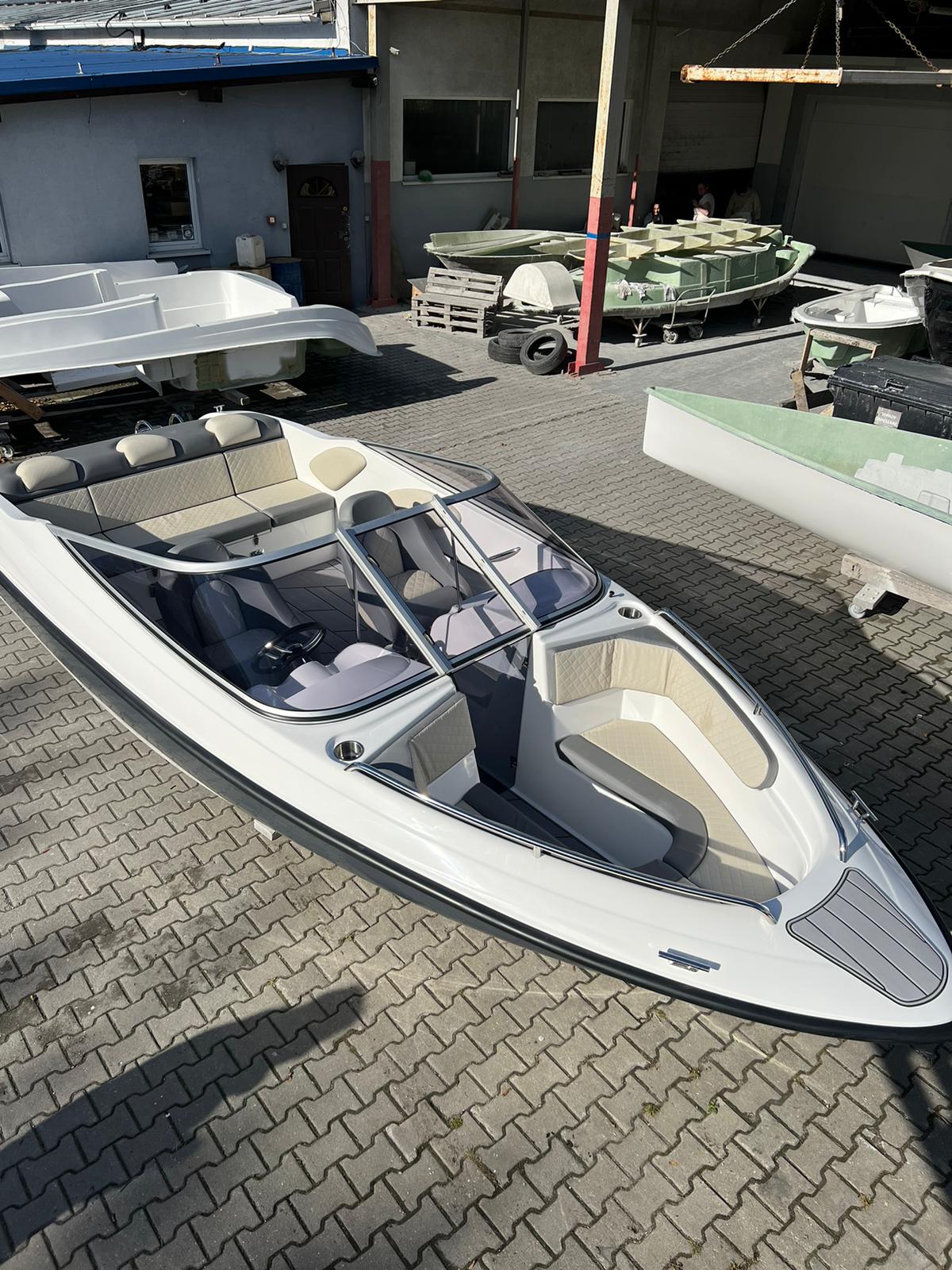 Barca cu motor - M630 Elegance