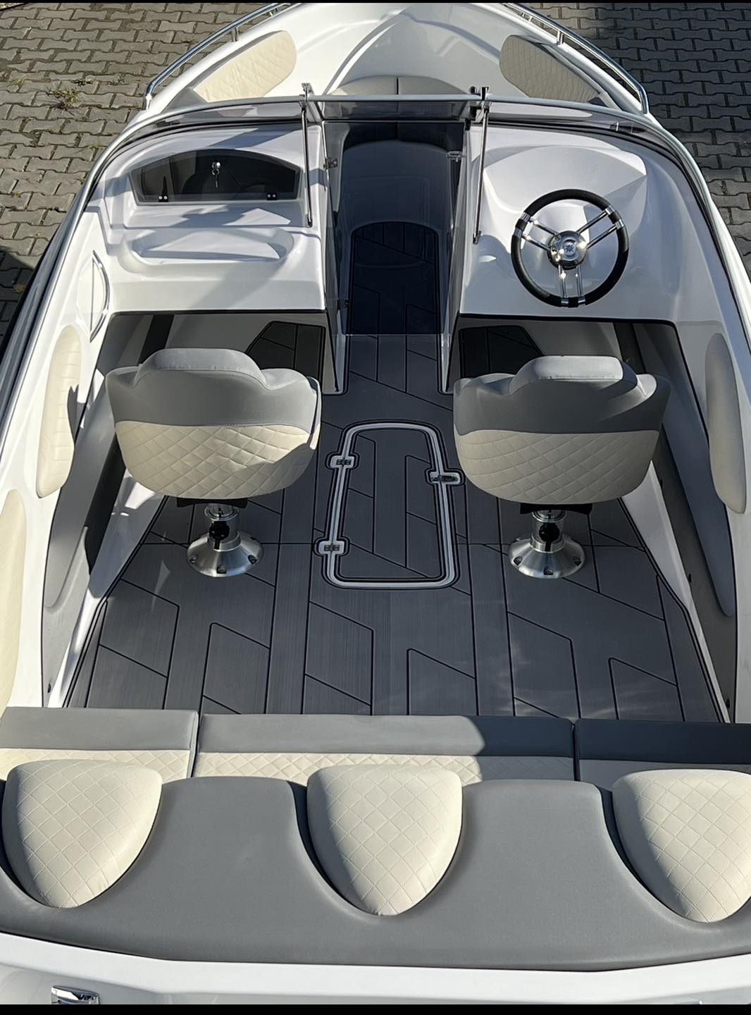 Barca cu motor - M630 Elegance