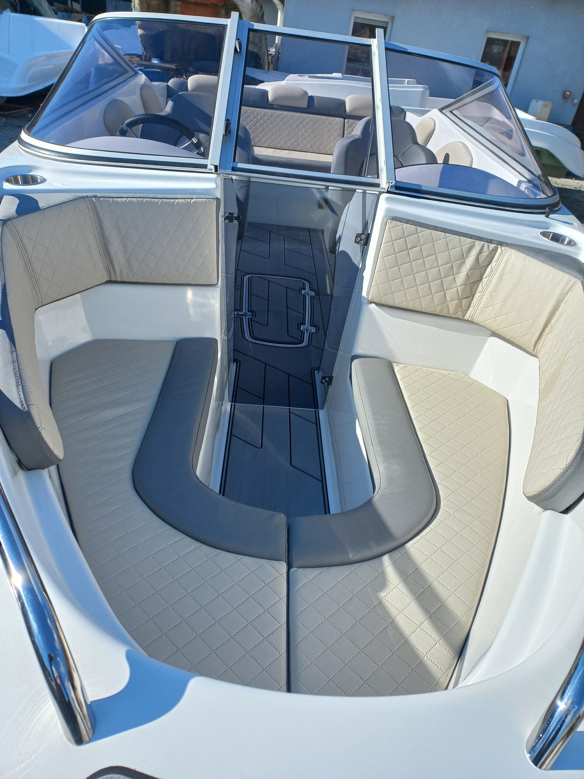 Barca cu motor – M630 Elegance