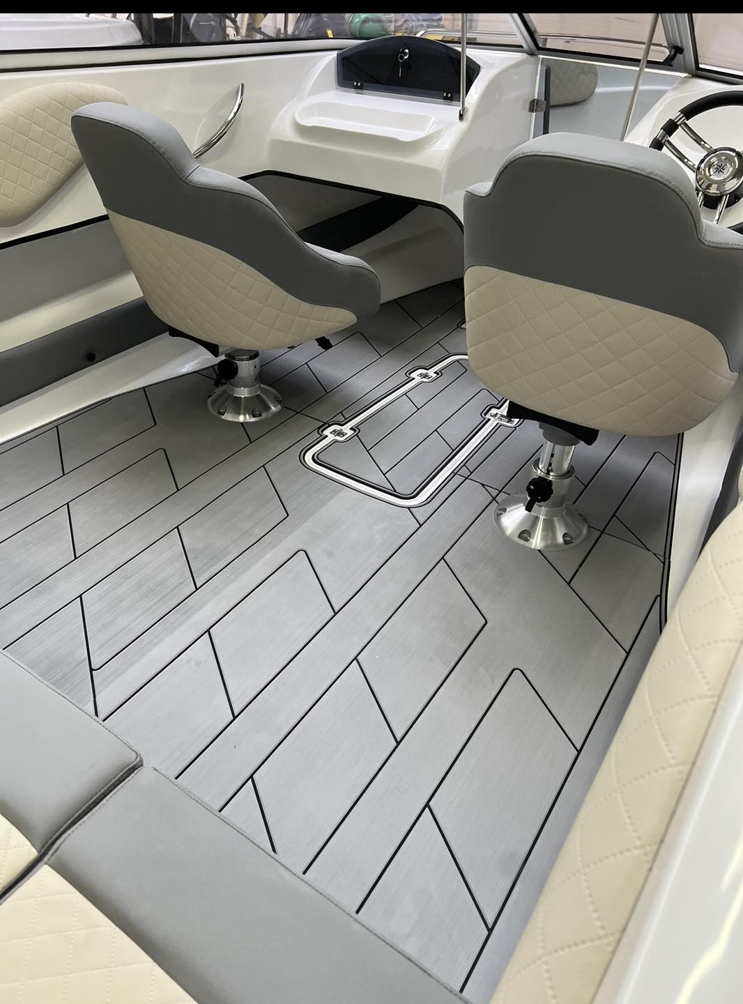 Barca cu motor - M630 Elegance