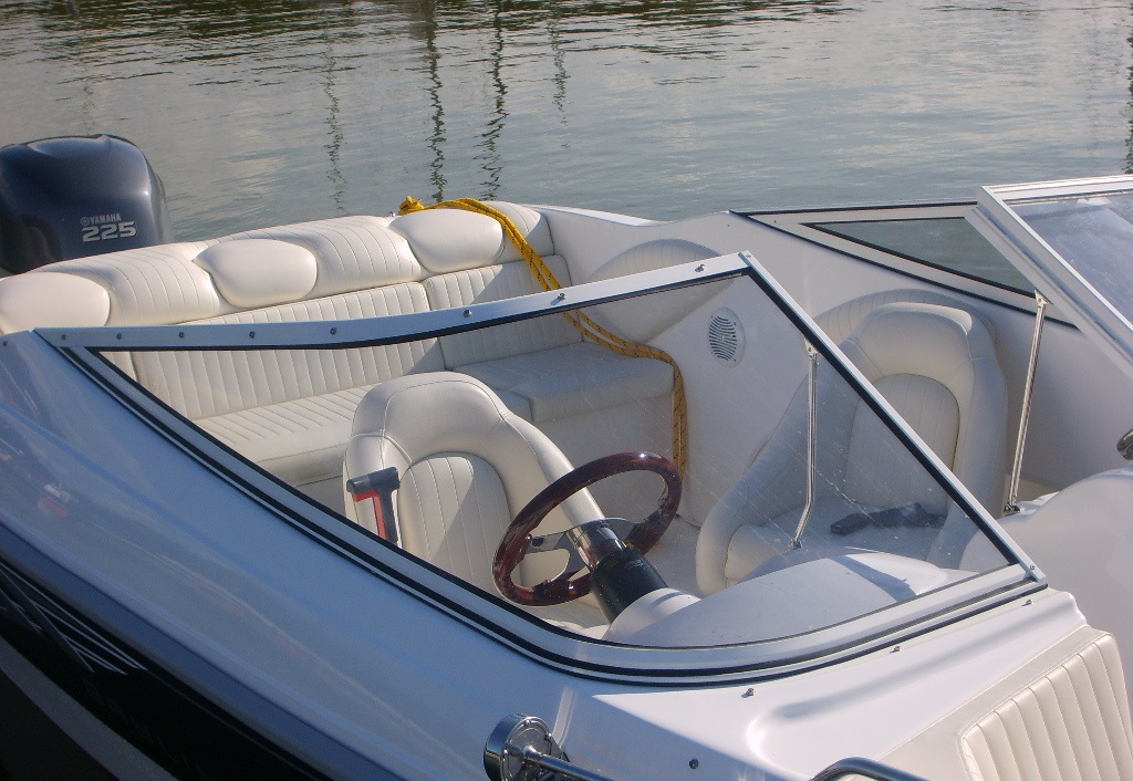 Barca cu motor - M630 Elegance