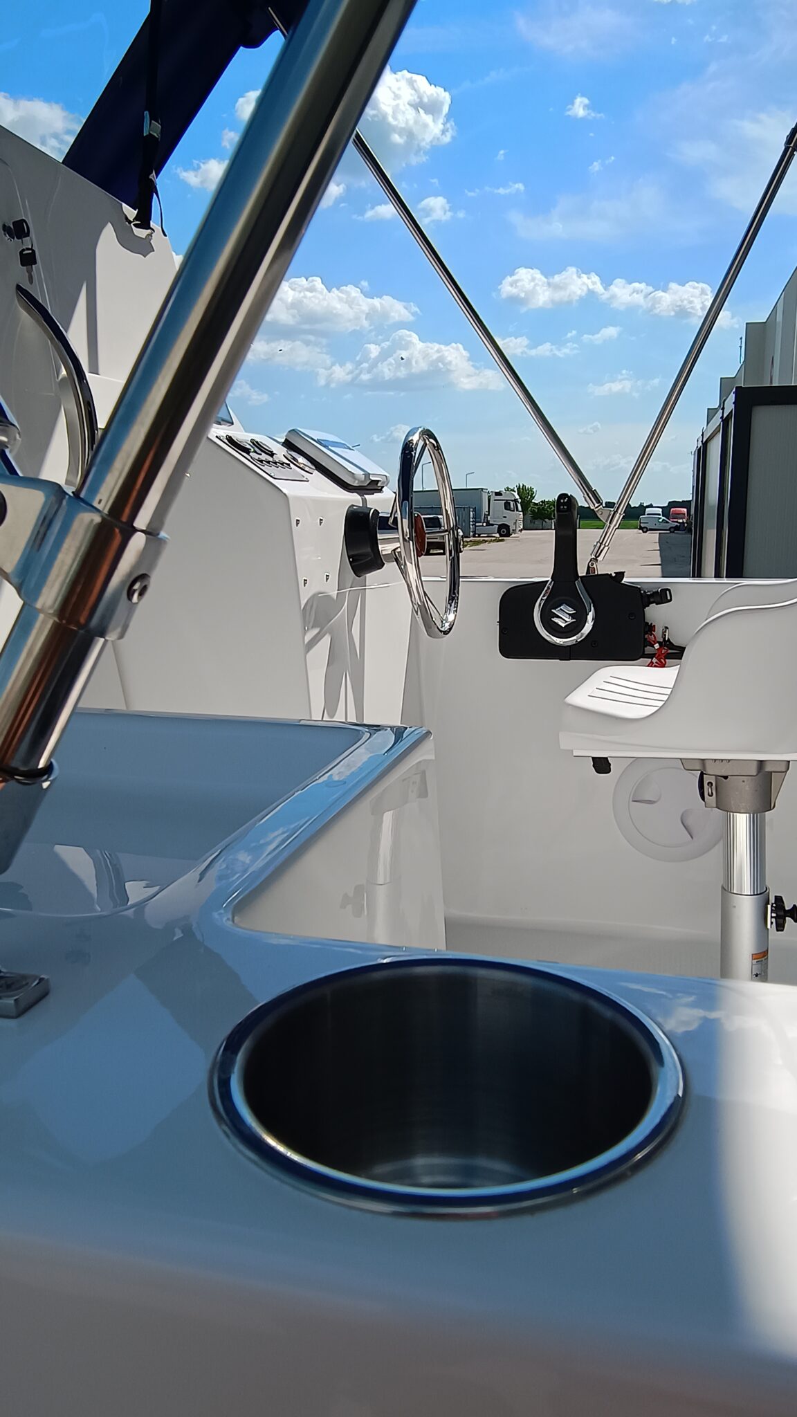 Montaj echipament barca cu cabina M555 Fishing edition