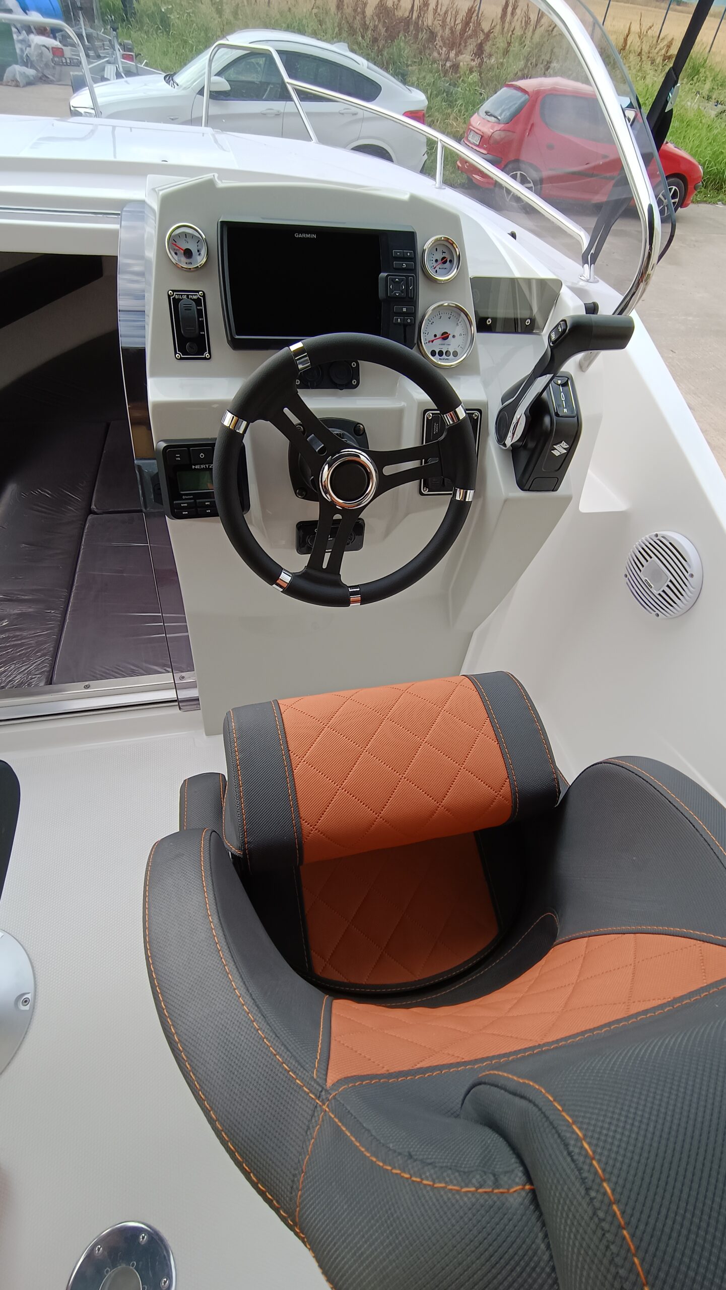 Montaj echipament barca cu cabina QX557